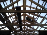 Κεραμοσκεπές
Σκελετός ξύλινης στέγης
 Κεραμοσκεπές, Νίκος Πούλος, Κορυδαλλός. Σκελετός ξύλινης στέγης, στο Ναύσταθμο Σαλαμίνας.